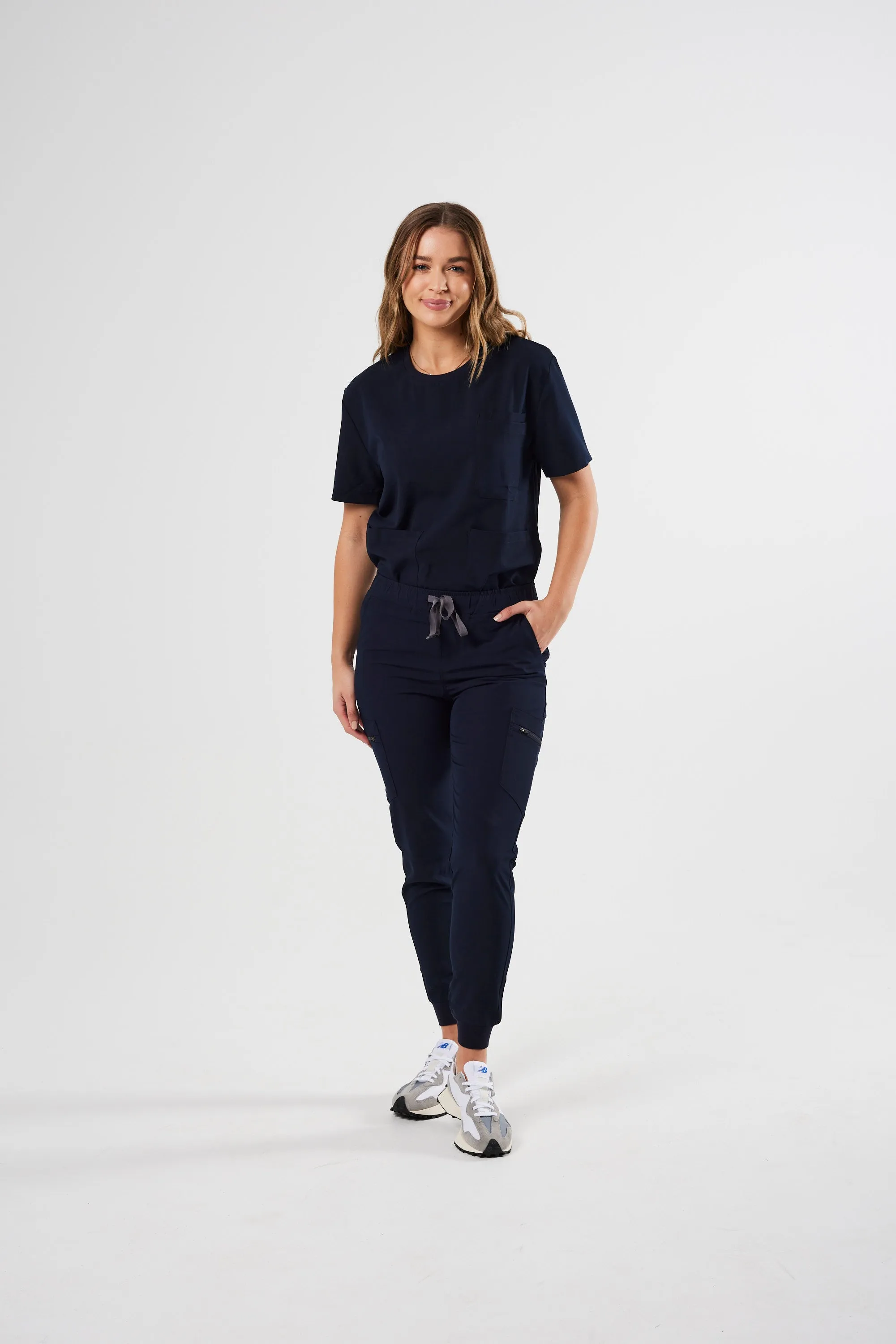 CLASSIC CREW NECK WOMEN'S SCRUB TOP (NAVY)