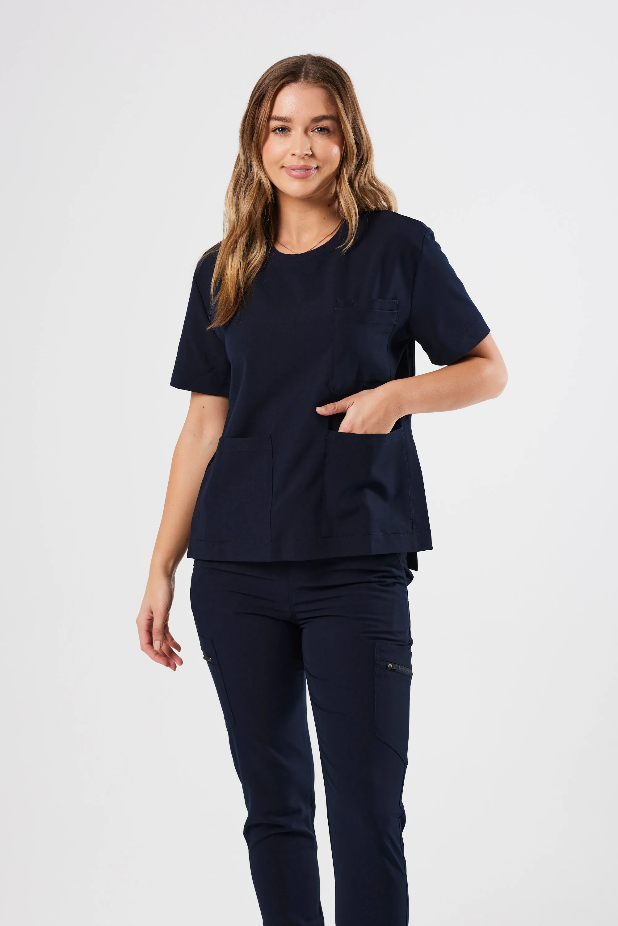 CLASSIC CREW NECK WOMEN'S SCRUB TOP (NAVY)