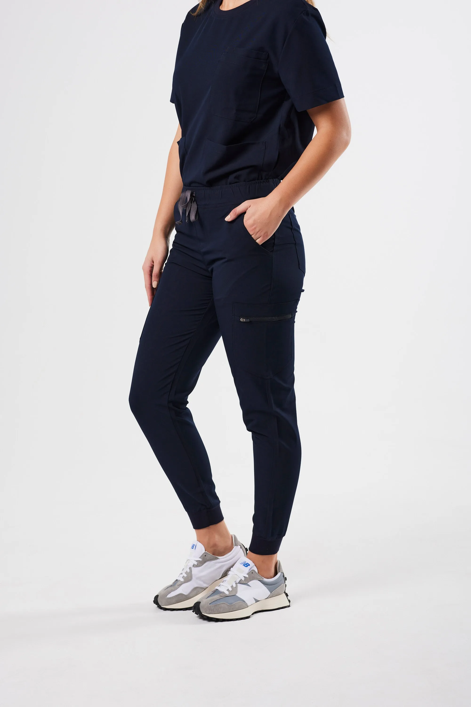 CLASSIC CREW NECK WOMEN'S SCRUB TOP (NAVY)