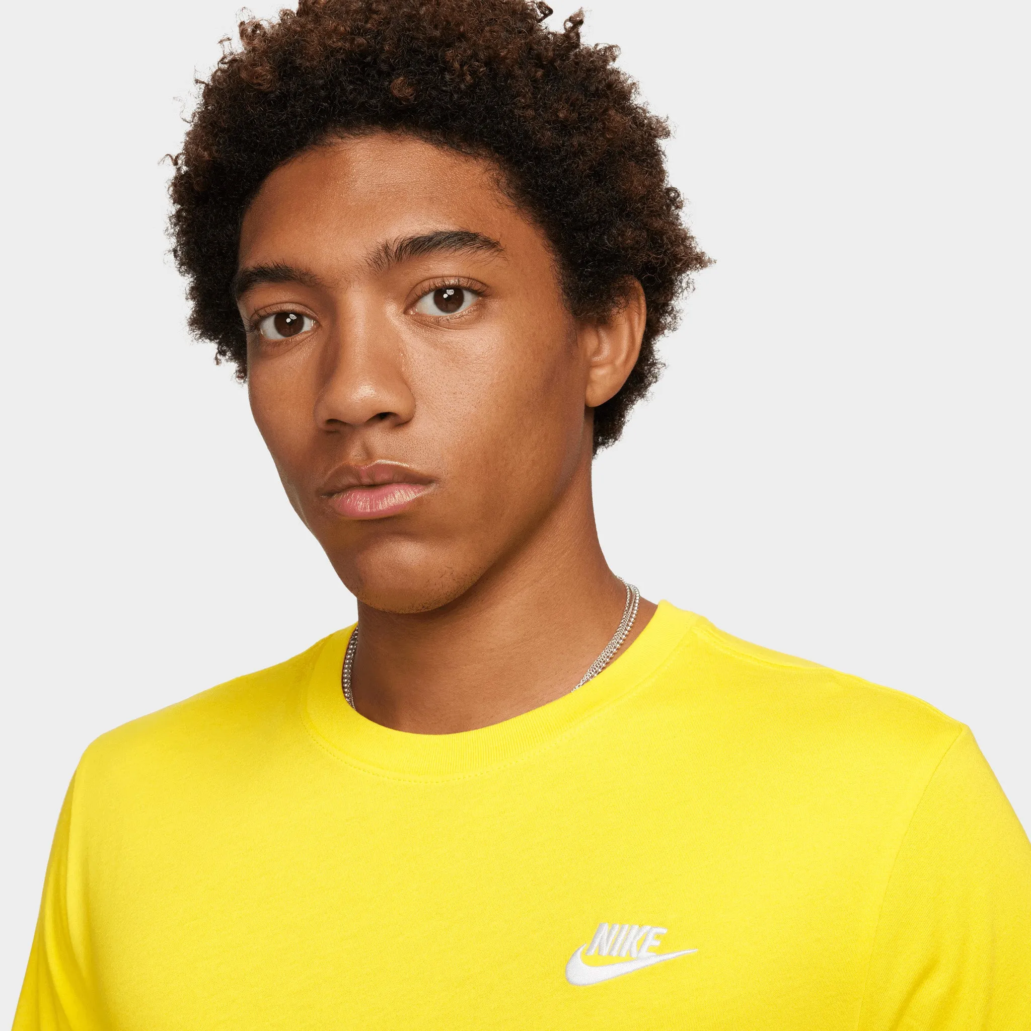 Nike Sportswear Club T-shirt / Lightning